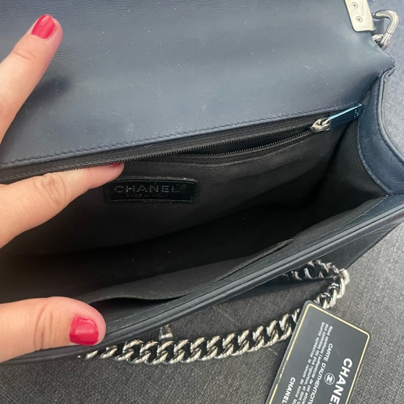 Chanel dark blue boy bag in patent leather - Picture 3 of 8